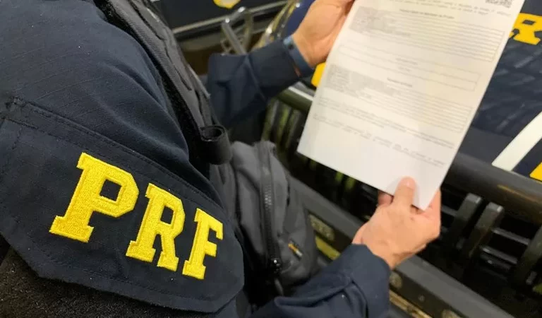 PRF e Canil do 3° BPM/AL prendem homem com mandado de prisão em aberto em Poço das Trincheiras