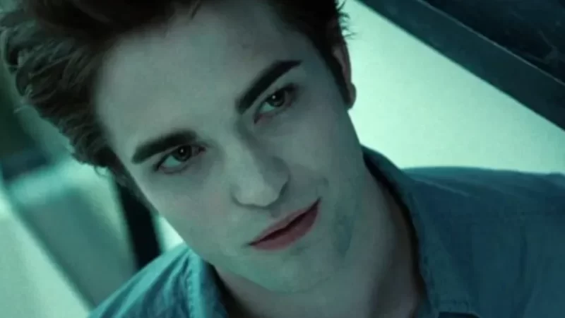 Robert Pattinson odiava maquiagem reluzente de Crepúsculo, diz ator