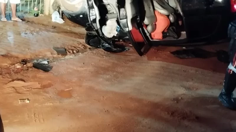 Três pessoas ficam feridas e uma presa às ferragens após carro bater em poste e capotar