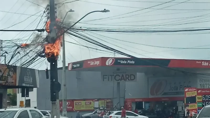 Poste e fiação pegam fogo em avenida movimentada em Maceió