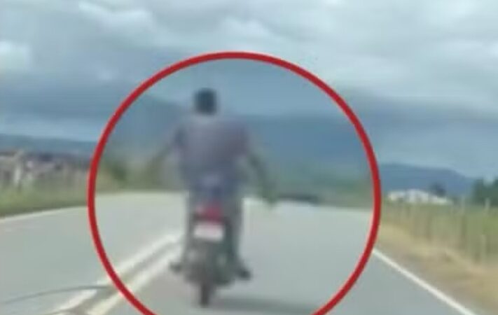 Motociclista é flagrado pilotando moto em rodovia de AL na contramão, sem capacete e sem as mãos