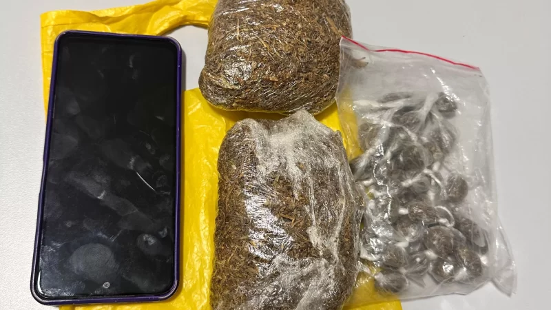 Dupla em fuga joga sacola com drogas em Maceió