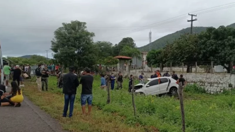 Acidente entre carro e van mata duas pessoas e deixa outras feridas em Água Branca