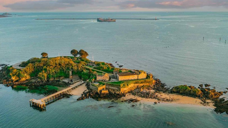 Ilha com mais de dois mil anos está à venda na Inglaterra e vem com  15 “fantasmas”