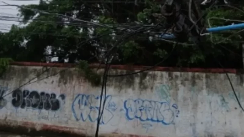 Poste cai sobre residências na Pajuçara após caminhão-baú colidir na estrutura