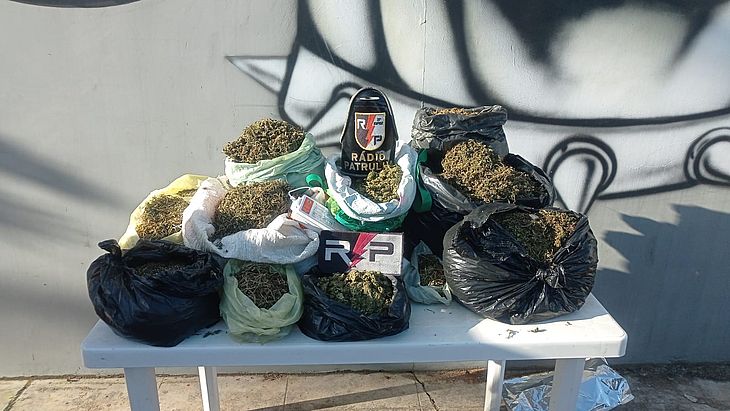 Homem é preso com 21 kg de maconha em diversas sacolas cheias, no interior de Alagoas