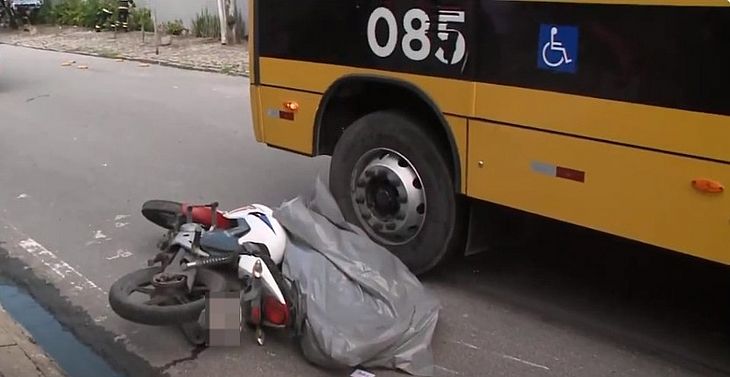 Motociclista morre em acidente com ônibus escolar