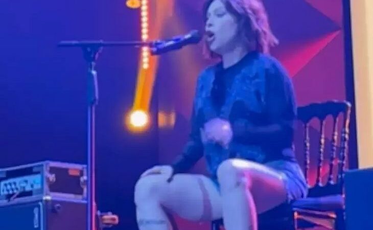 Pitty faz show sentada durante recuperação por cirurgia