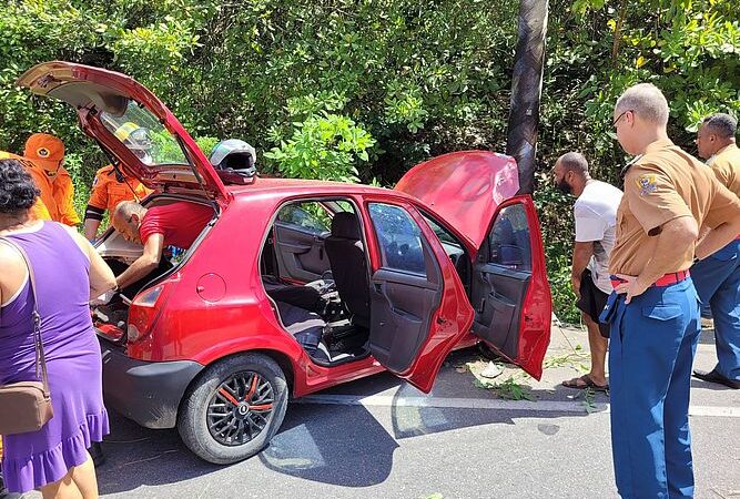 Motorista é resgatada após perder controle do carro e ficar presa às ferragens em Maceió