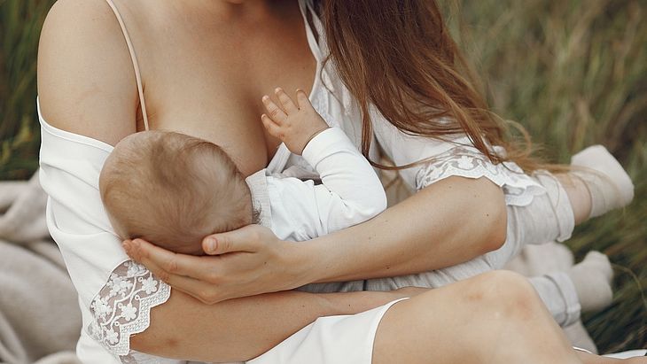 O que fazer em caso de leite empedrado (causas e sintomas)