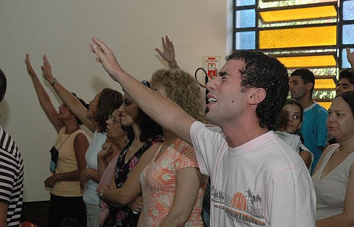 Quem invadir, impedir ou perturbar cerimônias religiosas poderá ser multado
