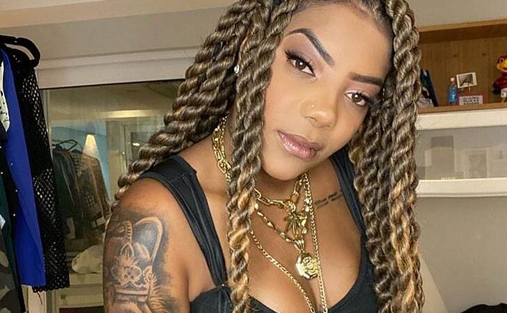 Cantora Ludmilla é levada ao hospital após acidente