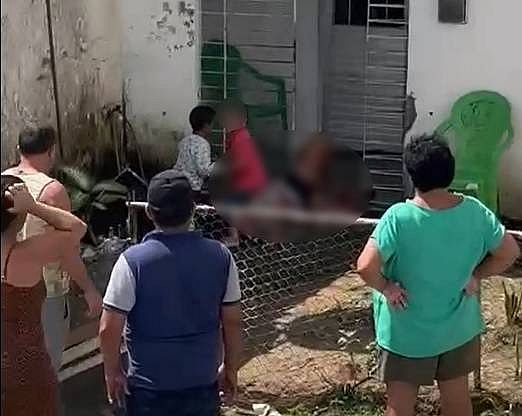 Mulher é esfaqueada na frente dos filhos crianças e companheiro foge