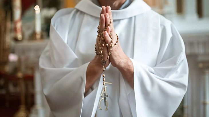 Mulher é presa ao extorquir padre para não divulgar vídeo de sexo com menor de 13 anos