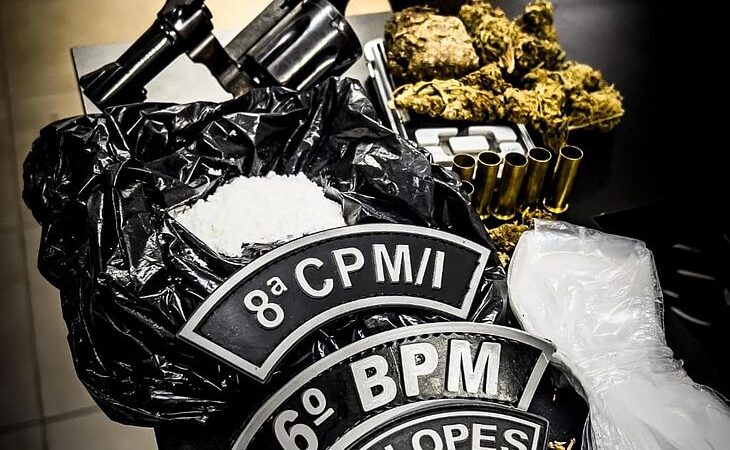 PM apreende arma, prende foragido da Justiça e quatro suspeitos de crimes