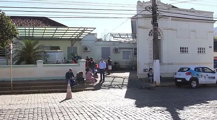 Prefeitura se desculpa após exibir filme adulto em sala de espera de unidade de saúde