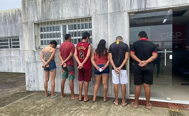 Live polêmica: avó de criança que assistiu a sexo é solta pela Justiça; cinco seguem presos