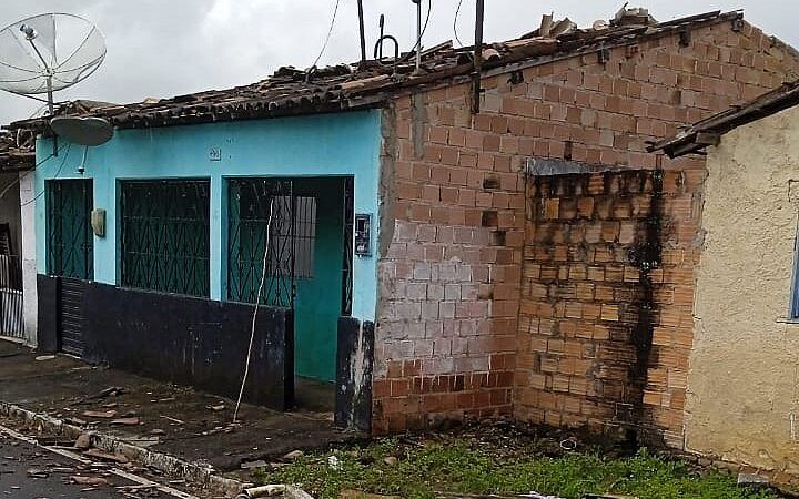 Vendaval em cidade do interior provoca estragos em três escolas e 25 residências