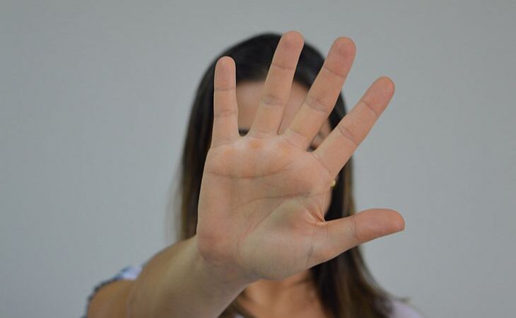 Uma mulher foi estuprada no Brasil a cada seis minutos no último ano