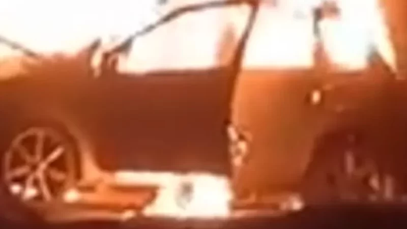 Carro bate em poste e pega fogo em Maceió