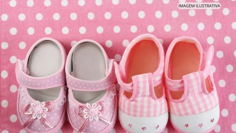 Bebê gêmea morre após ser atropelada pelo pai na garagem de casa