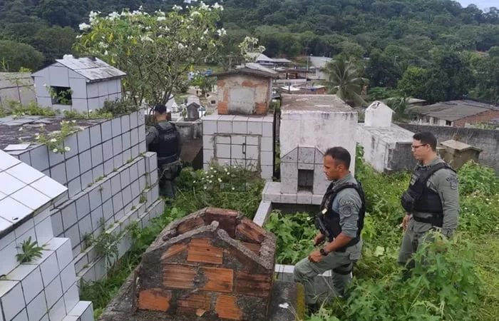 Dupla é flagrada por drone policial vendendo droga em cemitério