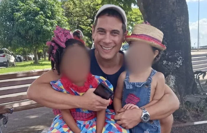 Erro de DNA: músico coloca tornozeleira após ameaçar mãe de gêmeos