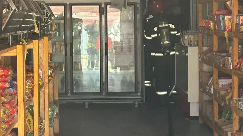Mercadinho é atingido por incêndio e bombeiros são acionados