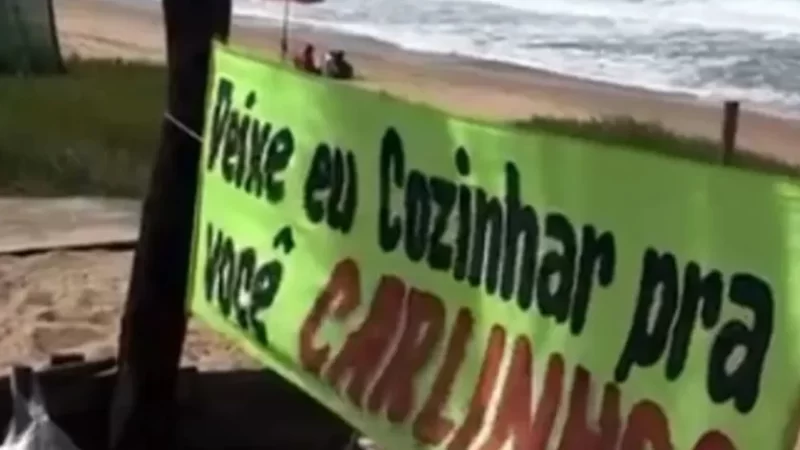 Mulher acampa em frente ao prédio de Carlinhos Maia com faixa: ‘Deixe eu cozinhar pra você’