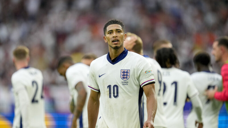 Bellingham é flagrado fazendo gesto obsceno e pode ser punido pela UEFA