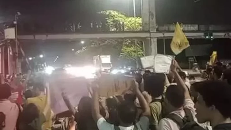 Estudantes da Universidade Federal de Alagoas bloqueiam via em protesto contra mudanças nas linhas de ônibus
