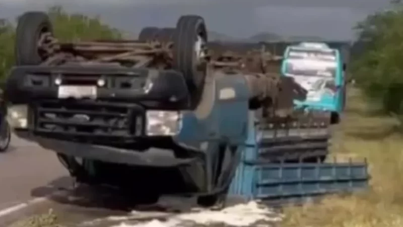 Caminhão tomba e fica com os pneus para cima na BR-423, em Delmiro Gouveia