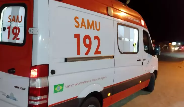 Motorista é baleado ao ser encurralado no trânsito por motociclistas; vítima foi socorrida