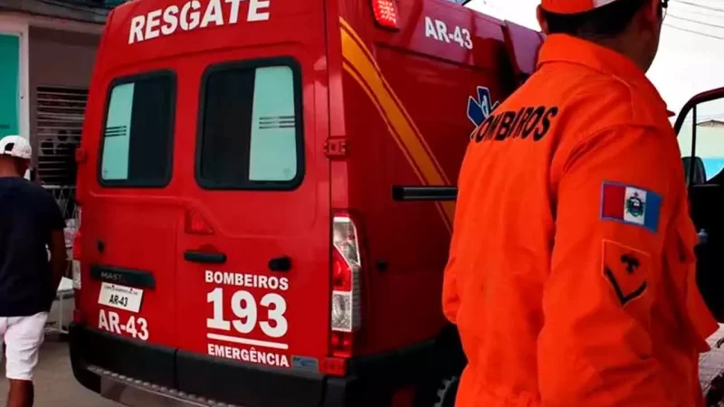 Bombeiros e Samu resgatam vítimas de capotamento de carreta na BR-101