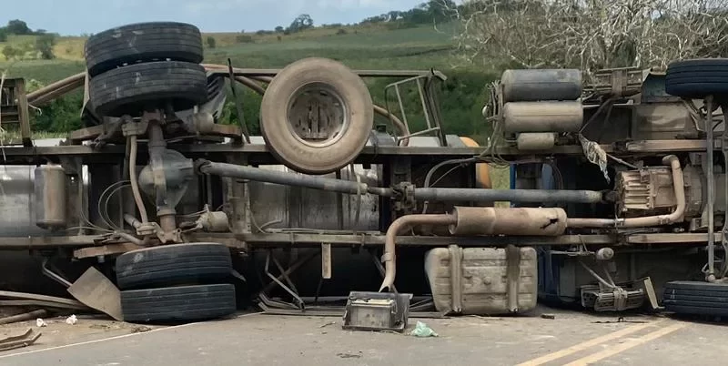 Motorista fica ferido ao tombar caminhão-pipa após perder controle da direção em Arapiraca