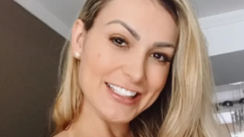 Após birfurcar língua, Andressa Urach coloca piercing genital