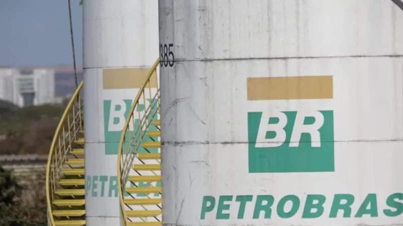 Com prejuízo de R$ 2,6 bi, Petrobras paga R$ 13,5 bi de dividendos