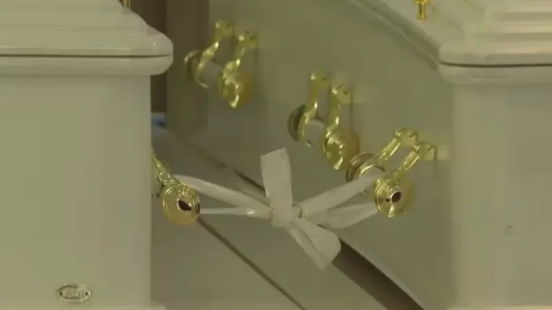 Fita branca com alianças une caixões de casal vítima de queda de avião