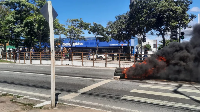 Funcionários do Hospital Veredas seguem com protesto na Fernandes Lima