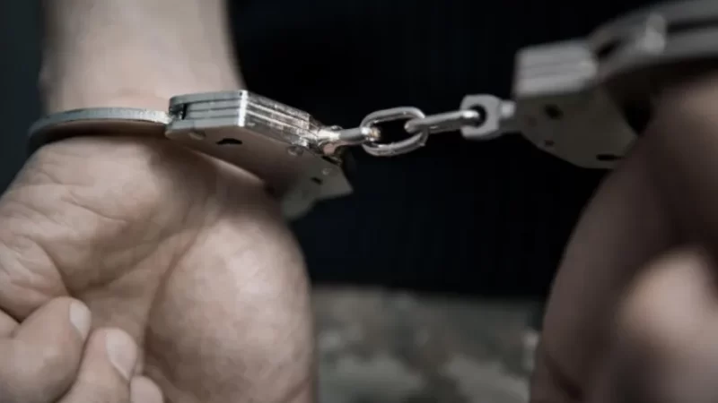 Homem é preso após agredir mulher durante ‘briga de casal’