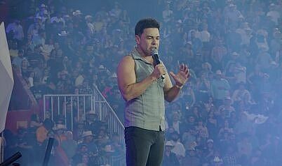 Após se deparar com “surpresas” no palco, Zezé detona artistas durante apresentação em SP