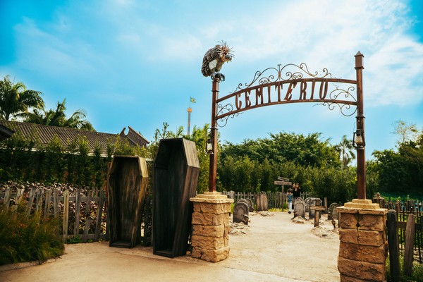 Cruzes, lápides e caixões: Beto Carrero inaugura área para fumantes com tema de cemitério em SC