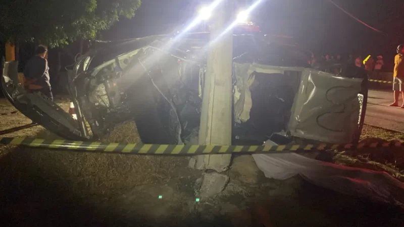 Jovem morre após carro sair da pista, capotar e colidir com poste na AL-220