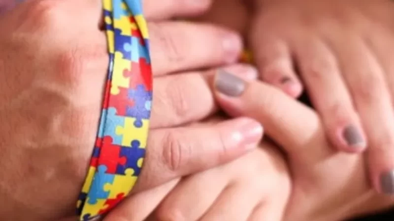 Mãe denuncia que filho autista foi amarrado e sedado em escola