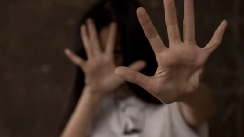 Menina de 13 anos é estuprada por 10 homens em encontro com namorado