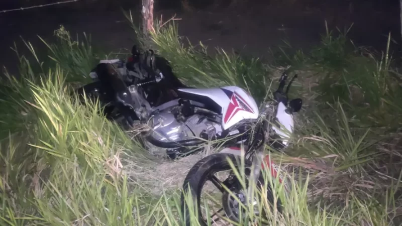 Motociclista morre ao perder controle em curva e colidir em cerca de arame
