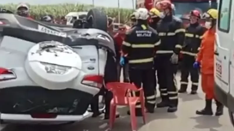 Motorista fica presos às ferragens após colisão com carro no Benedito Bentes