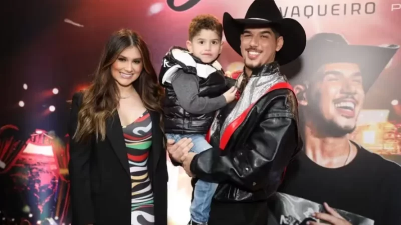 Zé Vaqueiro recebe o carinho de esposa e filho em evento em SP