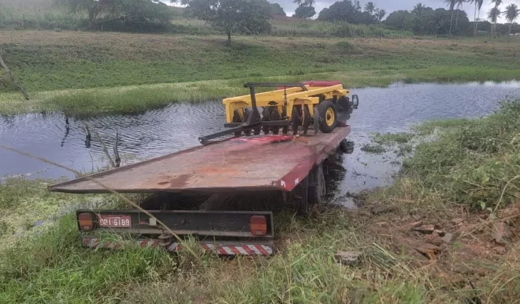 Sequência de colisões termina com caminhão guincho na água às margens da AL 115