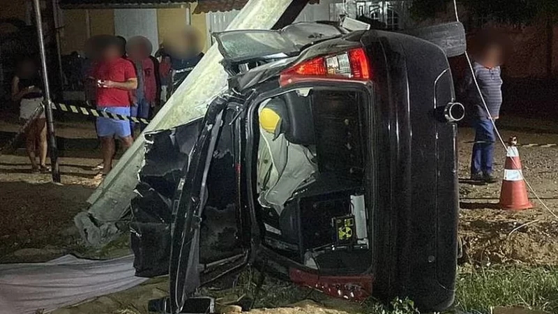 Jovem de 20 anos morre após capotar com carro e colidir em poste